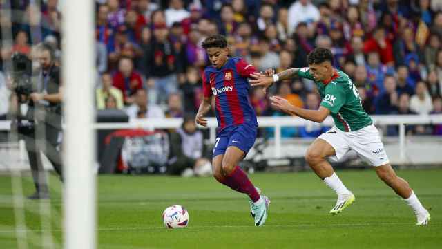 Lamine Yamal conduce el balón en una jugada del partido contra el Alavés