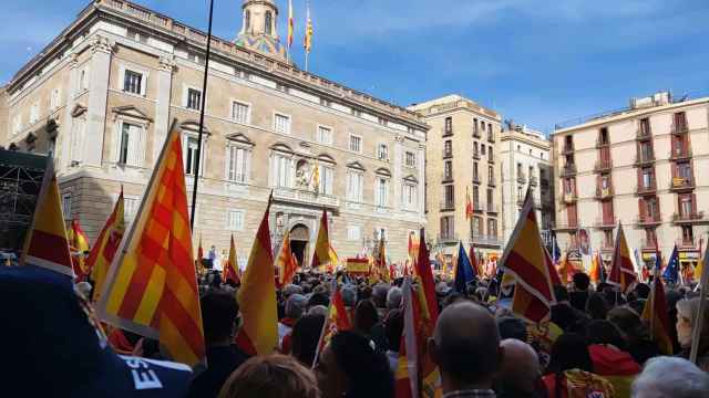 La plaza Sant Jaume, repleta de gente contra la amnistía