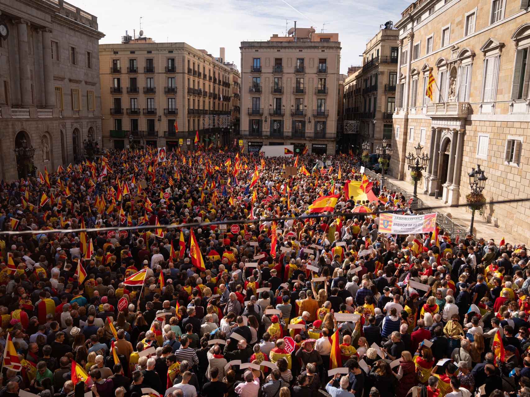 Panorámica de la plaza Sant Jaume de Barcelona, que ha concentrado a 6.000 personas, según la GUB