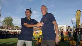 Xavi bromea con Johan Cruyff