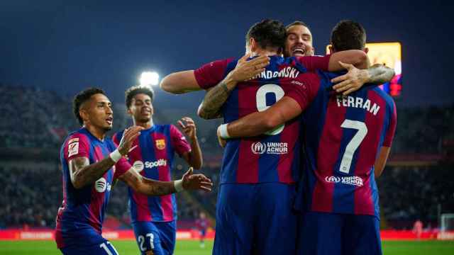 Los futbolistas del Barça abrazan a Lewandowski por su gol anotado contra el Alavés