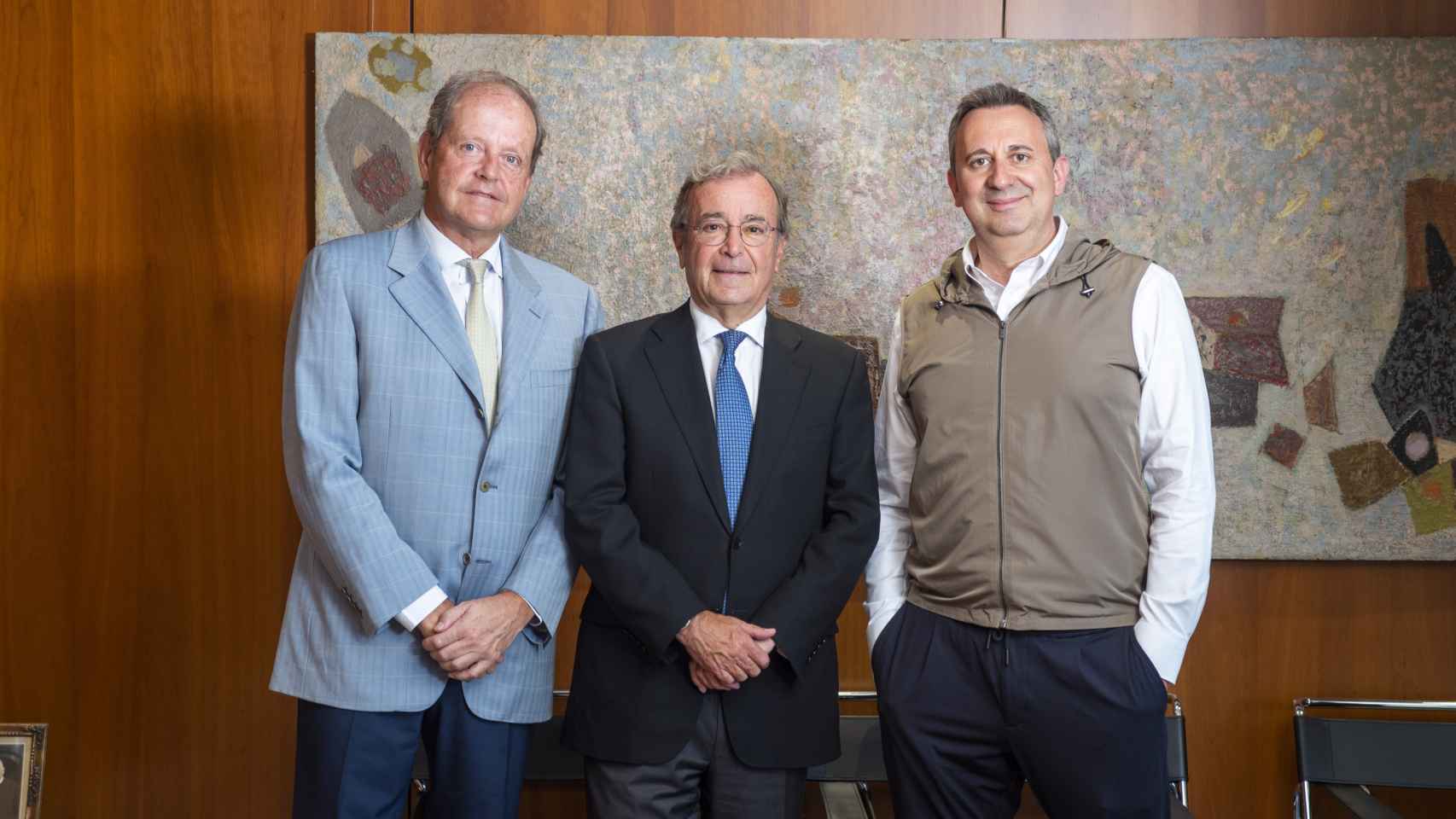 El presidente del consejo de propietarios, Enrique Uriach (i); el presidente  del consejo de administración, Luis Cantarell (c); y el consejero delegado de la farmacéutica, Oriol Segarra (d)