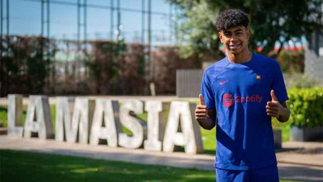 Lamine Yamal, posando junto a las instalaciones de La Masía