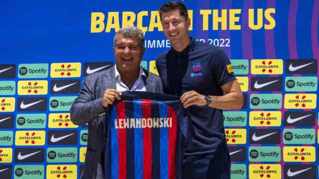 Laporta y Lewandowski, en la presentación oficial del delantero polaco como jugador del Barça