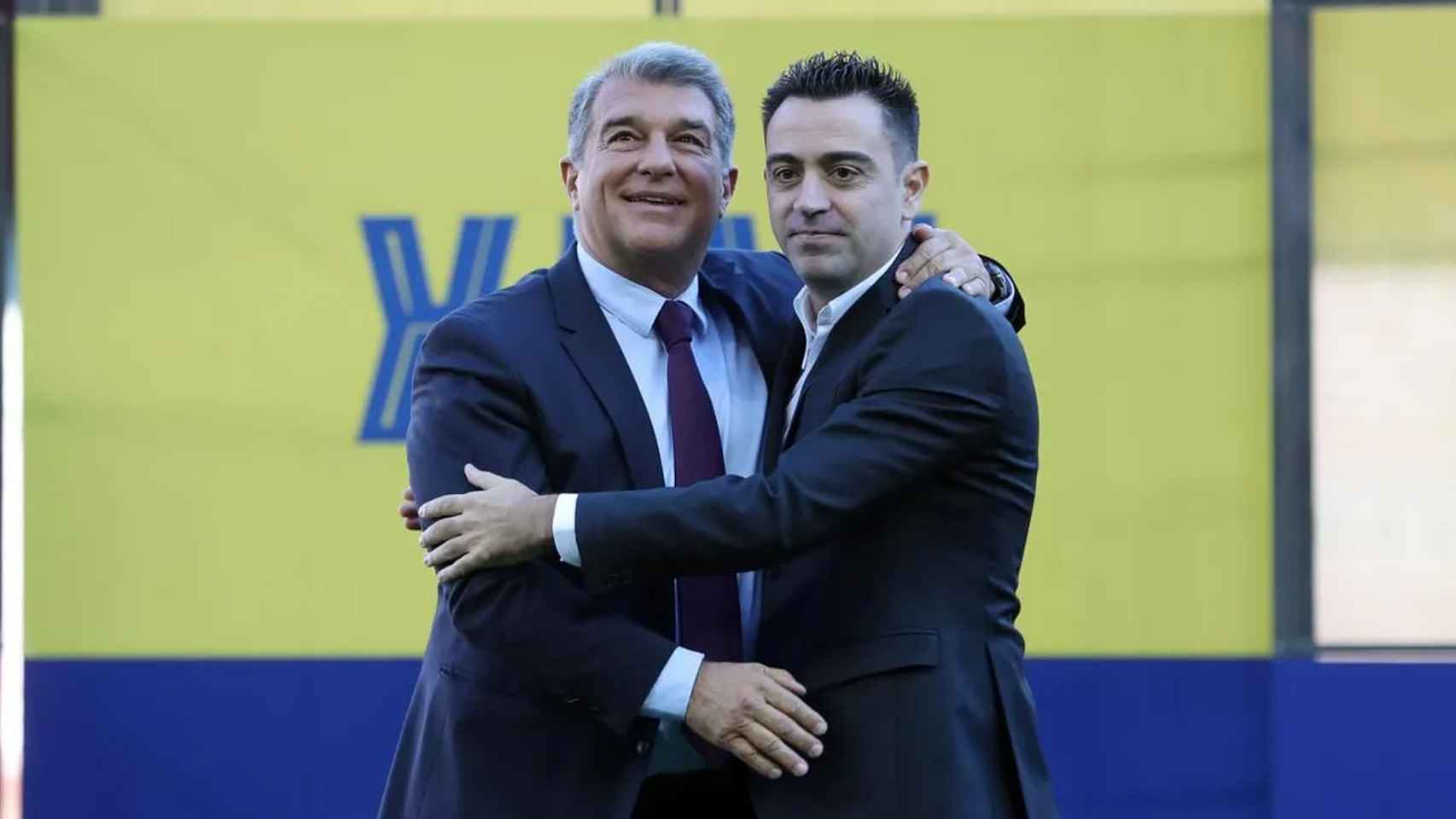 El abrazo de Laporta y Xavi, en la presentación del egarense como técnico del Barça