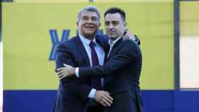 El abrazo de Laporta y Xavi, en la presentación del egarense como técnico del Barça