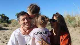 Lewandowski, junto a sus dos hijas, en un día de playa en Barcelona