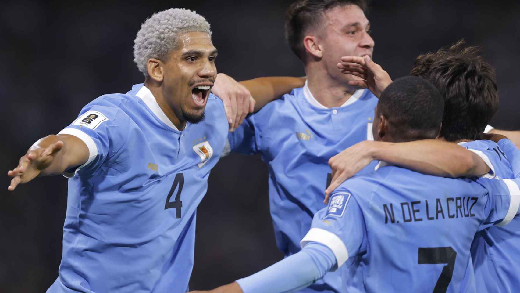 Ronald Araujo, celebrando el gol con Uruguay