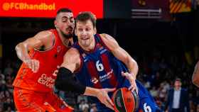 Jan Vesely intenta superar a su marca en el triunfo del Barça de basket en la Euroliga