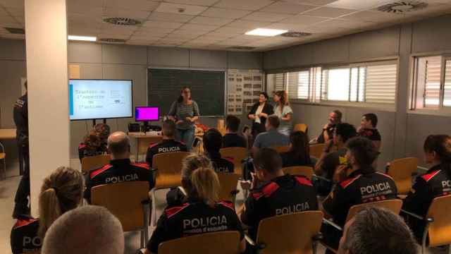 Una de las sesiones de sensibilización en la comisaría de Mossos d'Esquadra de Cornellà