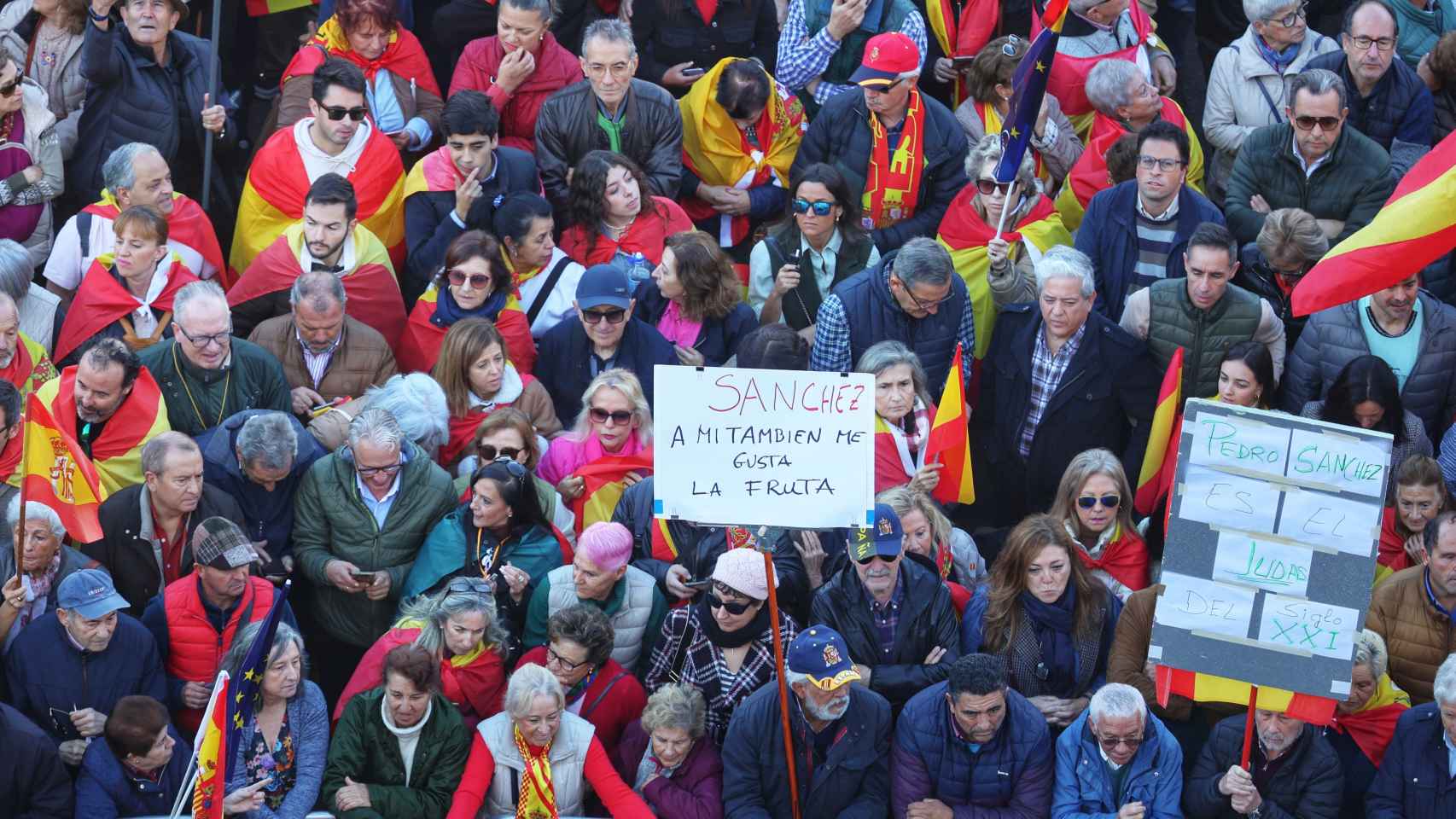 Decenas de personas durante una manifestación contra la amnistía, en Cibeles