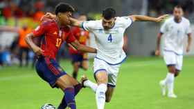 Lamine Yamal regatea a un rival en el partido de España contra Chipre