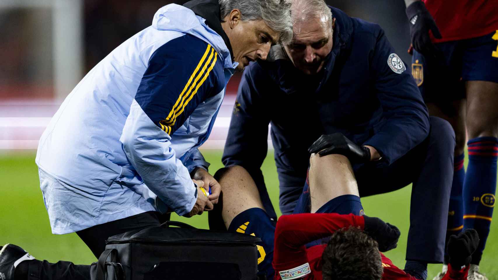 Los fisioterapeutas de la selección española atienden a Gavi tras lesionarse contra Chipre