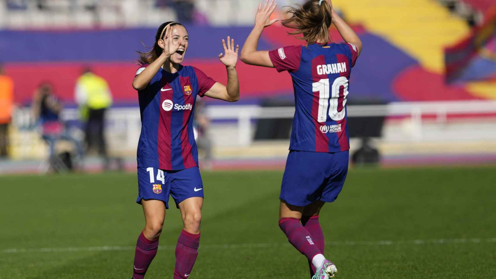 Graham felicita a Aitana tras el primer gol del Barça al Real Madrid