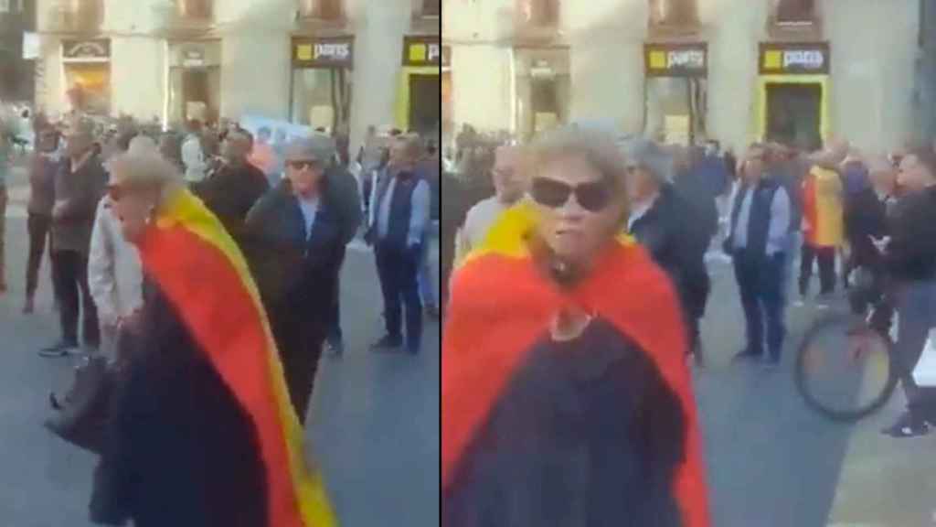 La señora que grita con la bandera de España en la plaza Sant Jaume de Barcelona