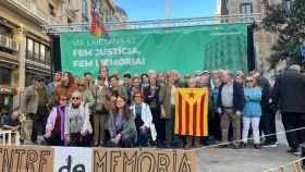 Representantes de 'Via Laietana 43. Fem justícia, fem memòria' en la concentración ante la Jefatura de la Policía Nacional en la Via Laietana
