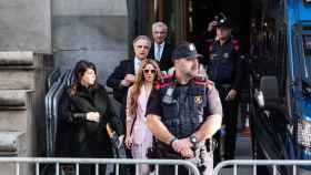 Shakira junto a su abogado, Pau Molins Amat, y otros miembros de su equipo legal a la salida este lunes 20 de noviembre a la Audiencia de Barcelona