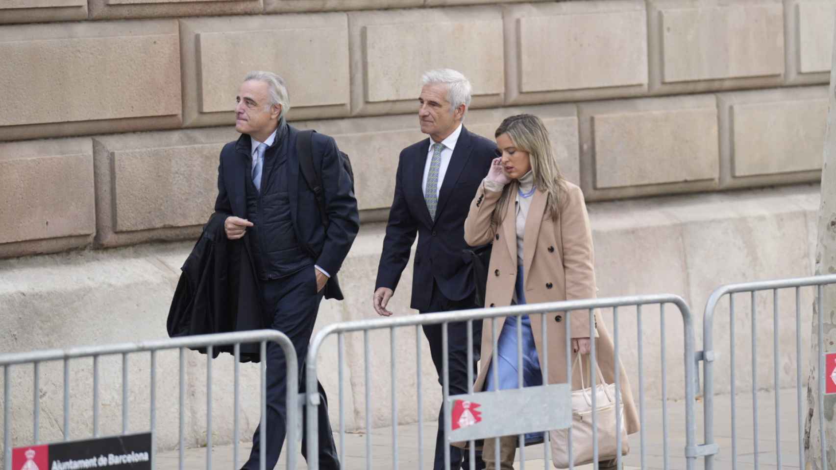 El abogado de Shakira, Pau Molins Amat, y su equipo a su entrada este lunes 20 de noviembre a la Audiencia de Barcelona