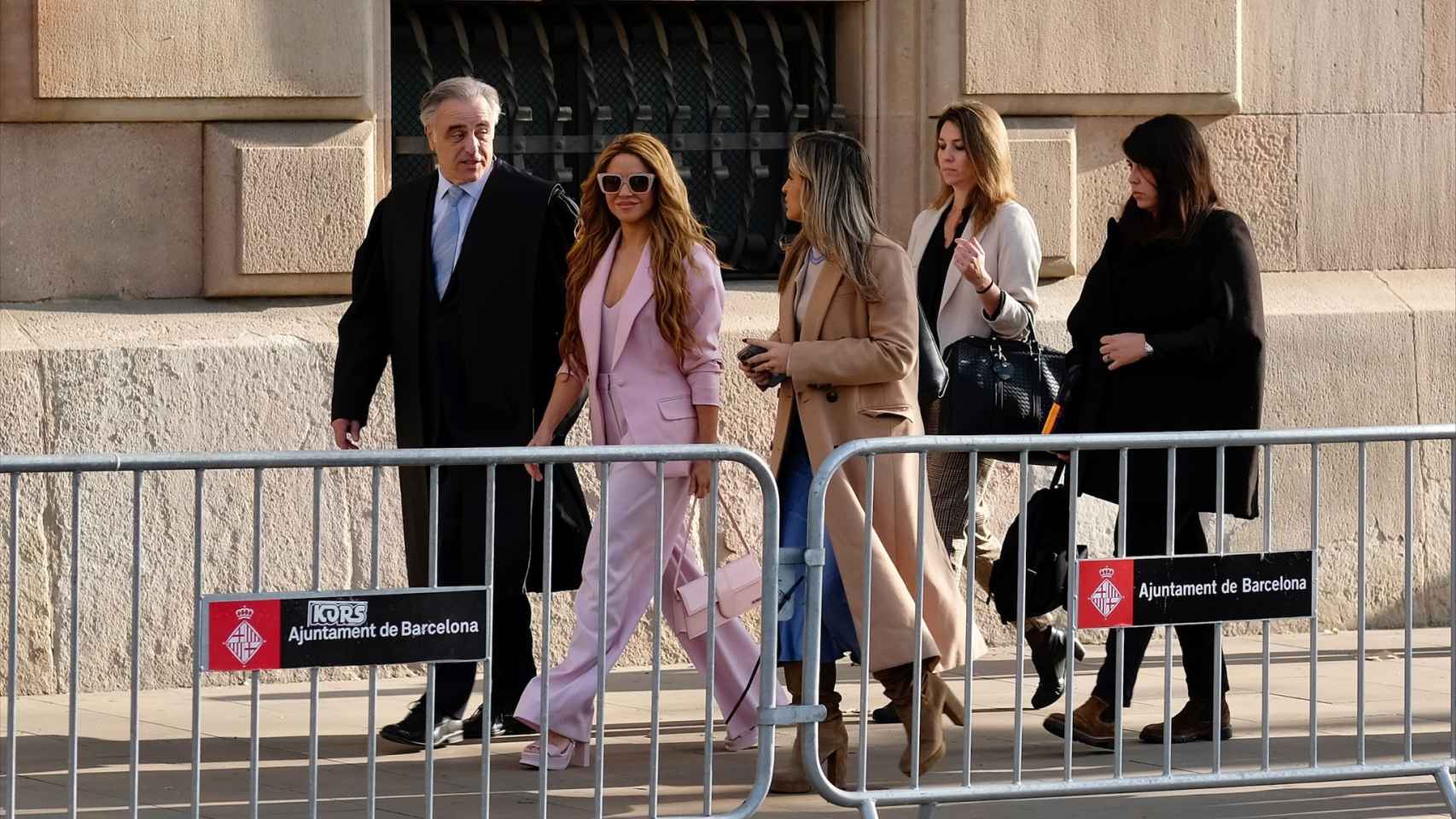 Shakira junto a su abogado, Pau Molins Amat, y otros miembros de su equipo legal a su entrada este lunes 20 de noviembre a la Audiencia de Barcelona