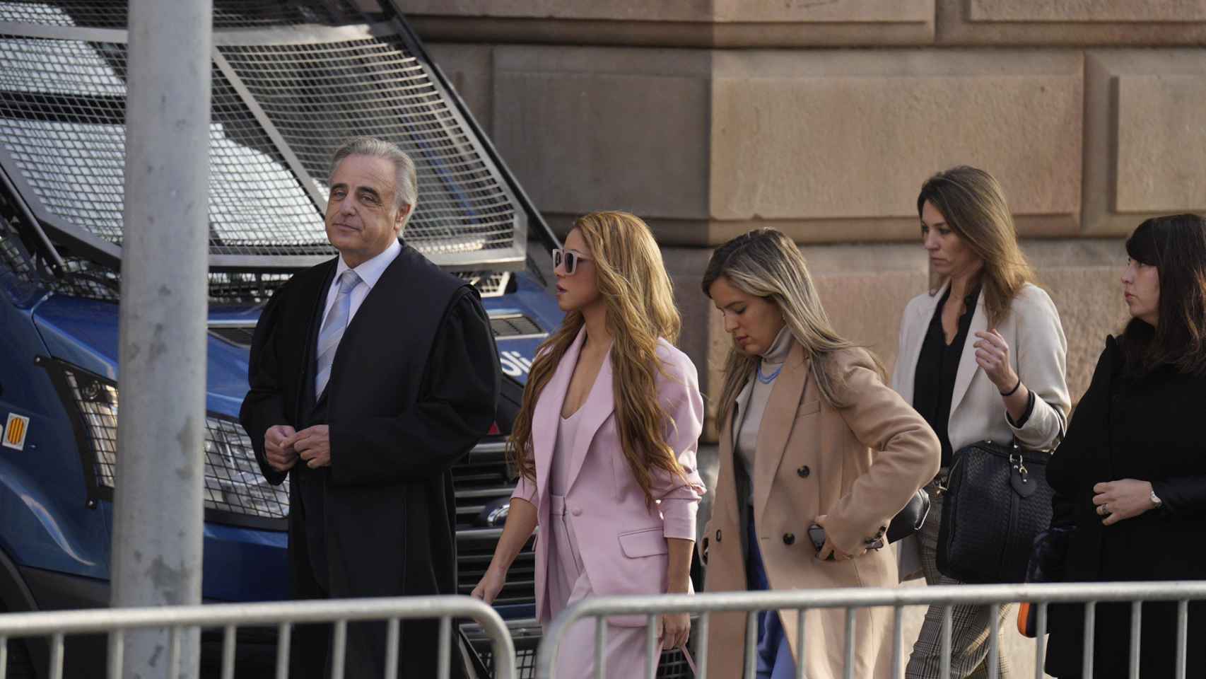Shakira a su entrada al Palacio de Justicia de Barcelona junto a su abogado Pau Molins Amat