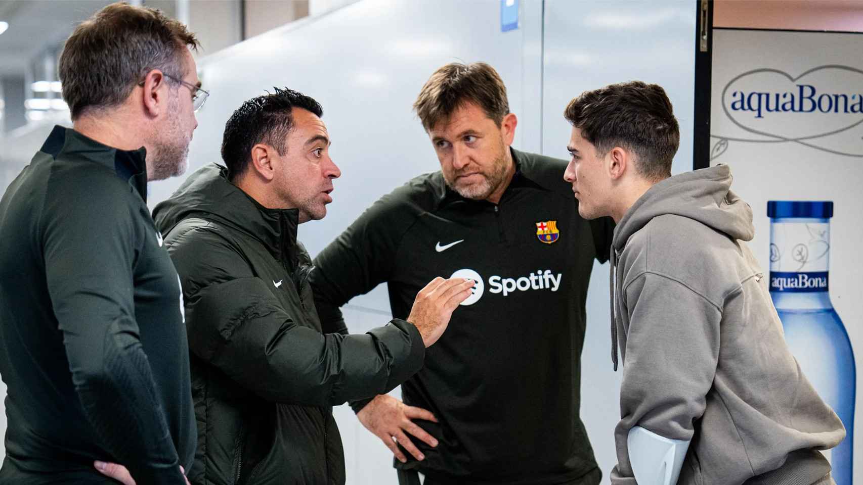 Gavi, en muletas, conversa con Xavi en las instalaciones del Barça