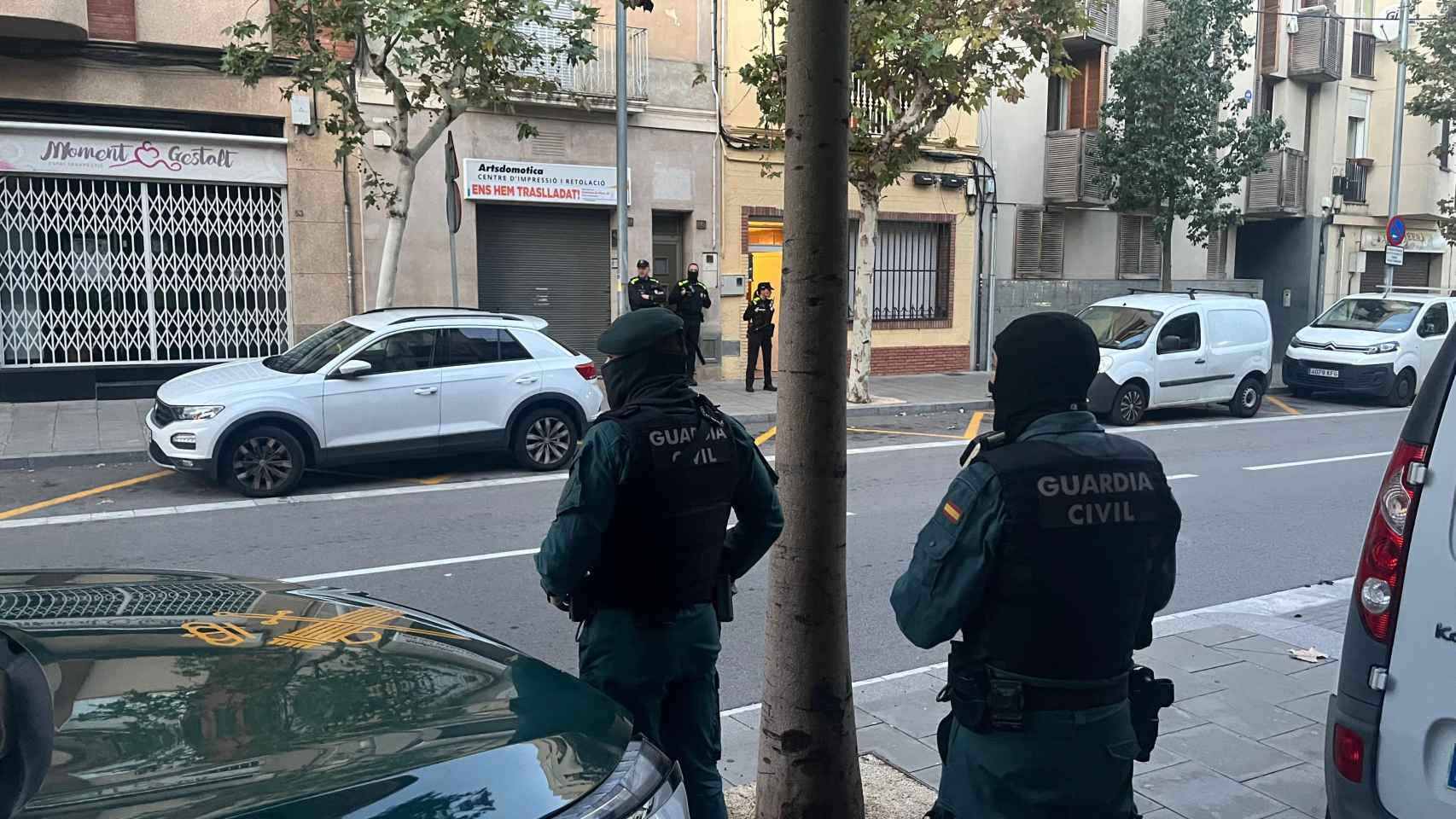 La Guardia Civil ha detenido a ocho personas en Barcelona y Tarragona en un operativo policial contra un presunto grupo criminal dedicado al tráfico de drogas y armas
