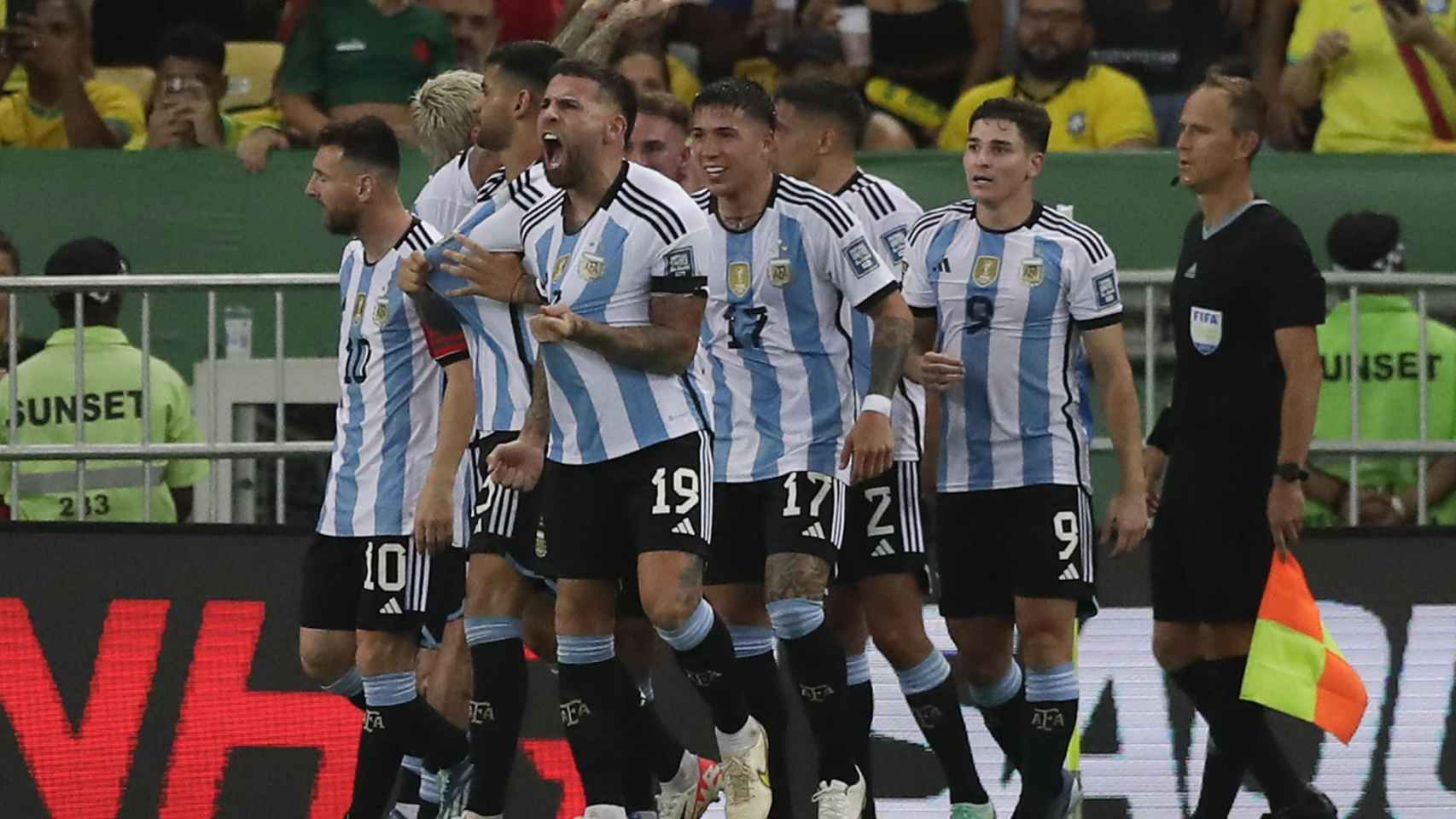 Los jugadores argentinos celebran el gol de Otamendi
