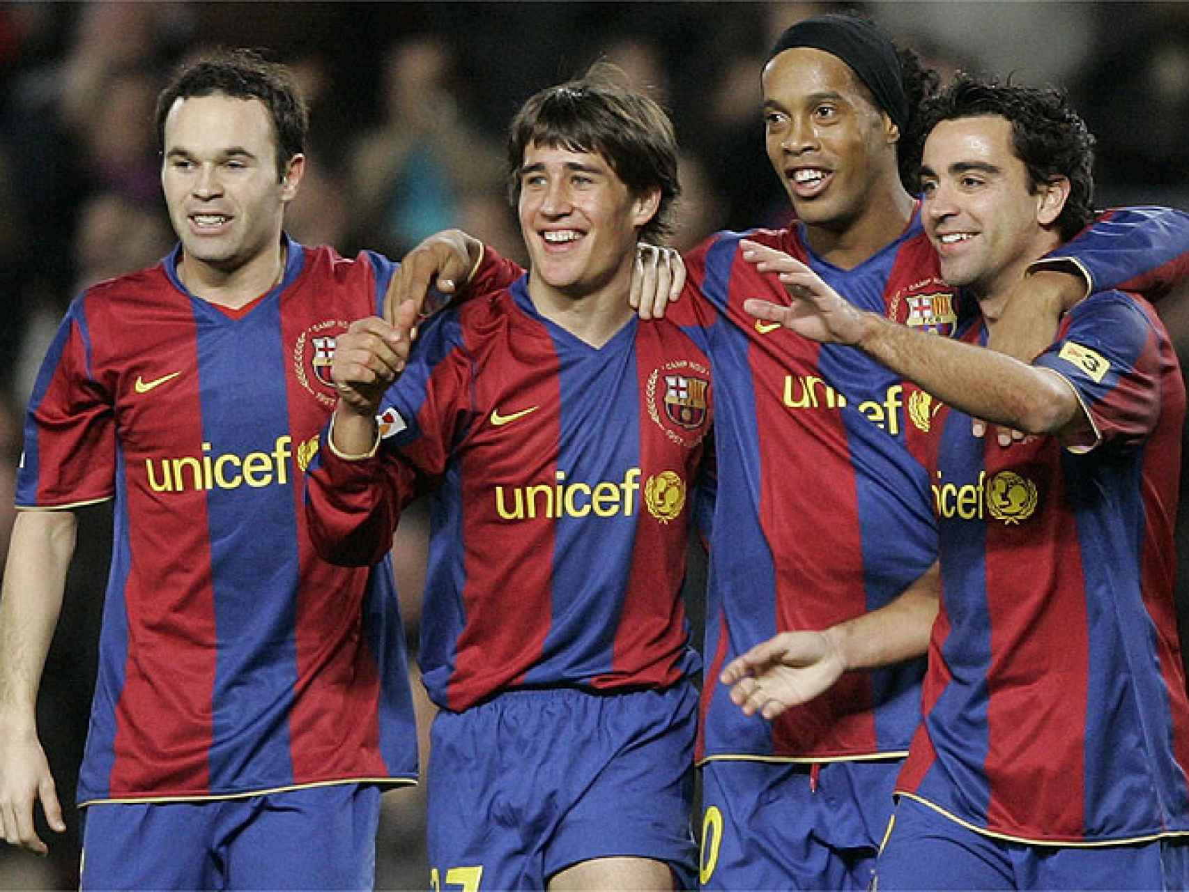 Bojan, felicitado por Iniesta, Ronaldinho y Xavi tras marcar un gol con el Barça