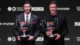 Robert Lewandowski y Ter Stegen, con los trofeos de Pichichi y Zamora