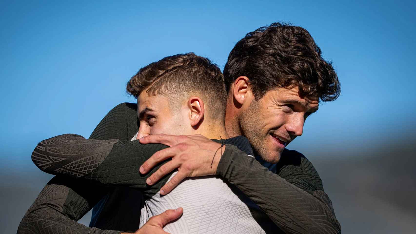 El abrazo de Marcos Alonso con Fermín López, en un entrenamiento del Barça