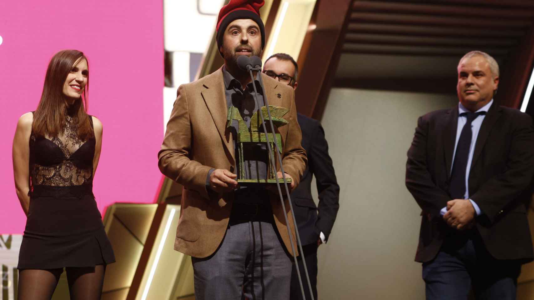 Lluís Jutglar 'Peyu', recibiendo el premio Ondas al Mejor programa de proximidad de rádio por El Búnquer, durante la gala de los Premios Ondas 2023 en el Gran Teatre del Liceu de Barcelona