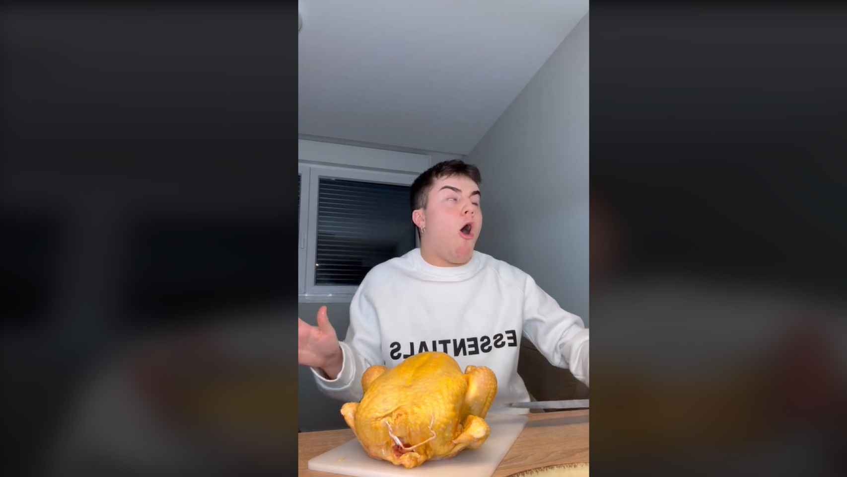 Oscar Font cortando un pollo