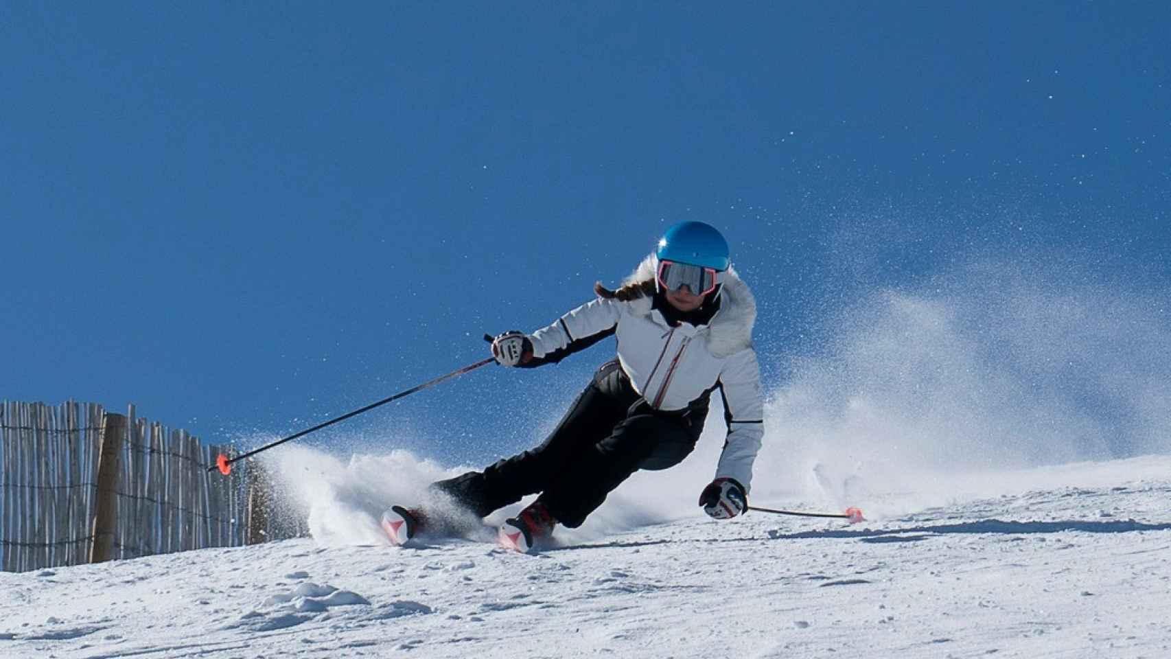 Una esquiadora baja por una pista