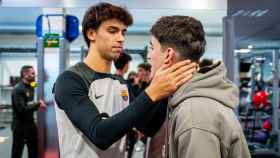 Gavi, junto a Joao Félix tras visitar el vestuario del FC Barcelona