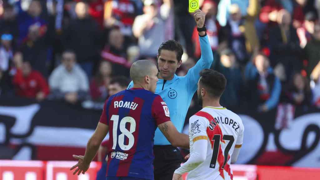 El árbitro Munuera Montero le saca una tarjeta amarilla a Oriol Romeu en el Rayo-Barça