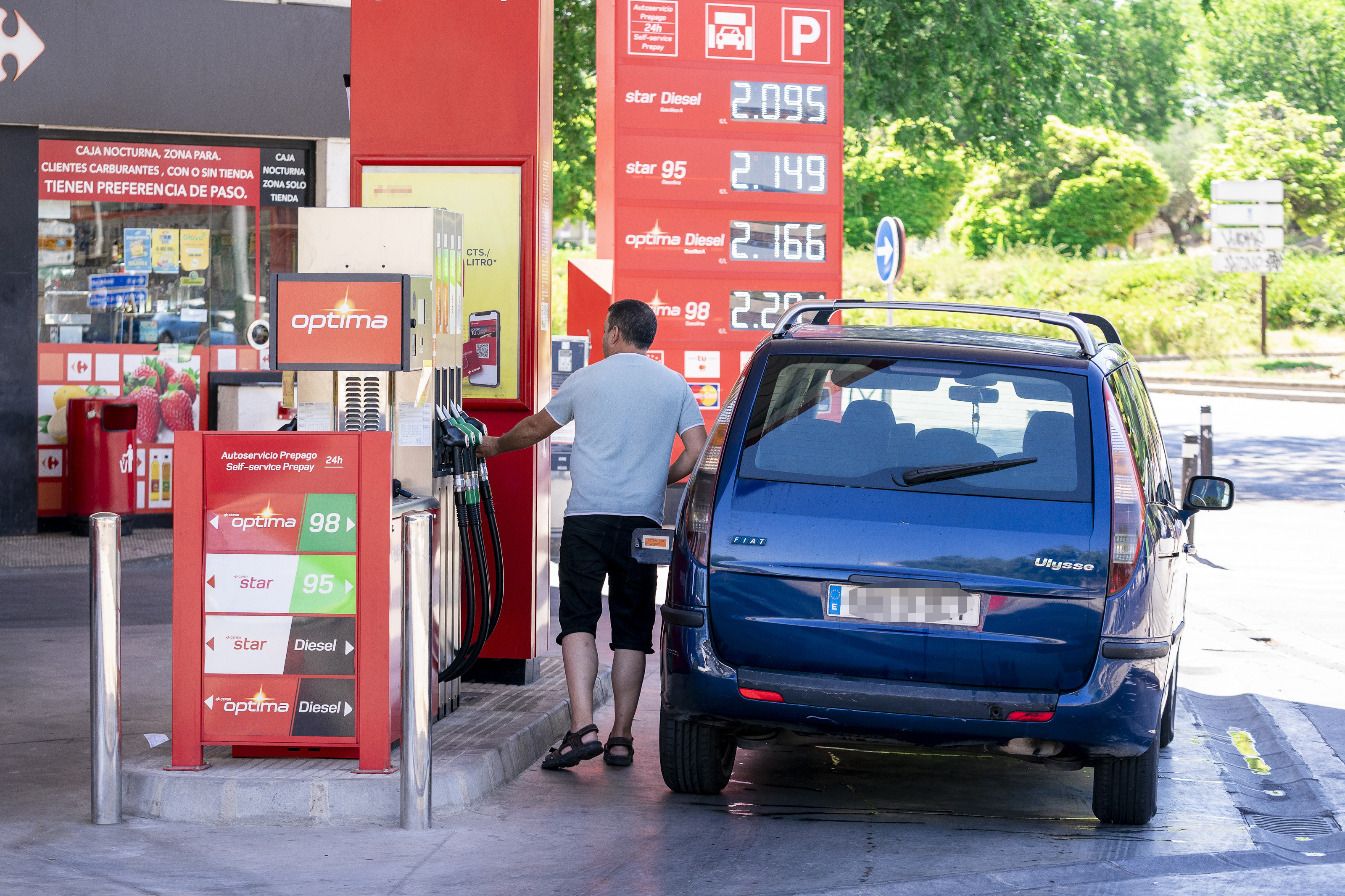 Un hombre echa gasolina en una estación de servicio / A. Pérez Meca / Europa Press