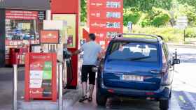 Un hombre echa gasolina en una estacin de servicio / A. Prez Meca / Europa Press