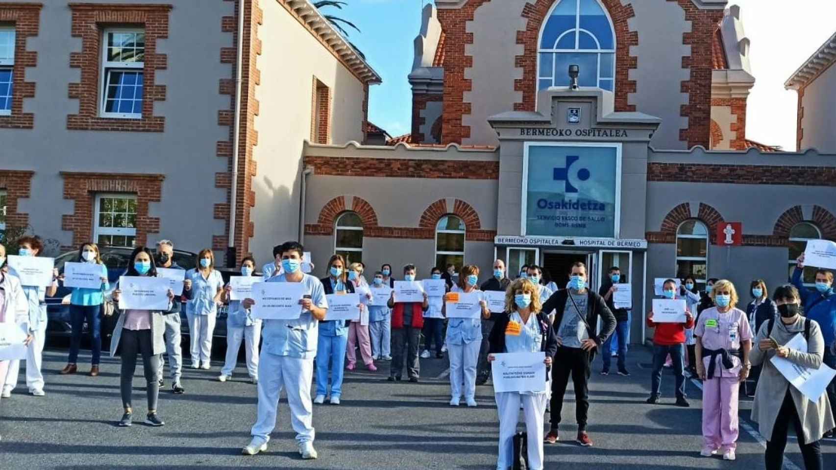 Trabajadores de Osakidetza se concentran ante el Hospital de Cruces