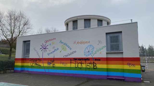 Las pintadas con mensajes de odio al colectivo LGTBI en la ikastola de Arantzabela de Vitoria. / @ArantzabelaHLHI