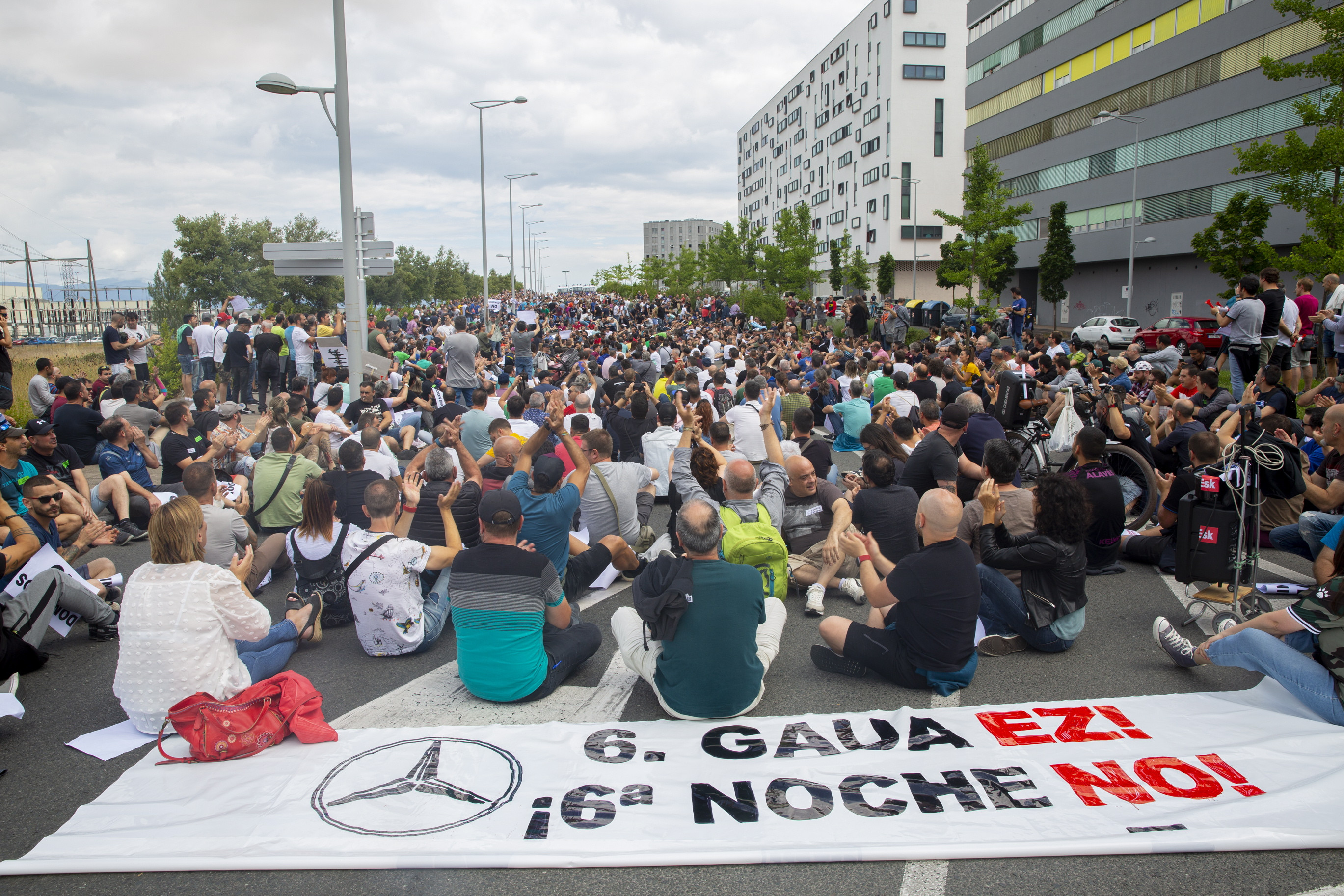 Concentración de la plantilla de Mercedes convocada por los sindicatos / David Aguilar (EFE)