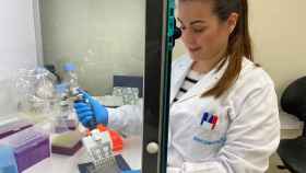 Una empleada de Oncomatryx trabajando en un laboratorio / CV