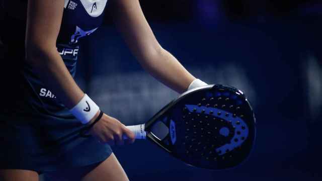 Una jugadora del circuito profesional de pdel con su raqueta durante un partido del World Padel Tour  / EUROPA PRESS