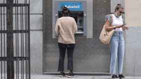 Dos mujeres en un cajero de una sucursal de banco Sabadell en Euskadi. / Europa Press
