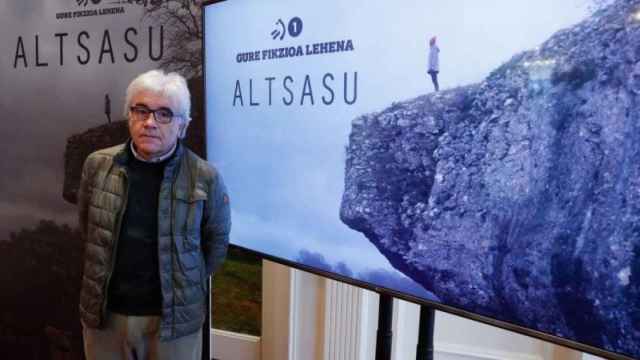 El director de EITB, Eduardo Barinaga, posa junto al cartel de la serie 'Altsasu' / EFE