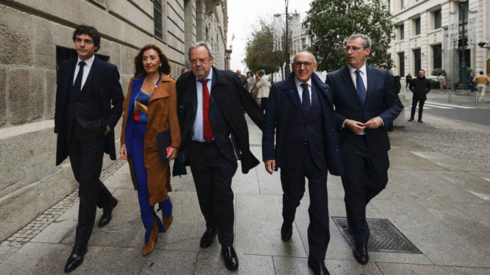 El consejero de Hacienda, Pedro Azpiazu, con los actuales diputados generales y la consejera Olatz Garamendi. / EFE