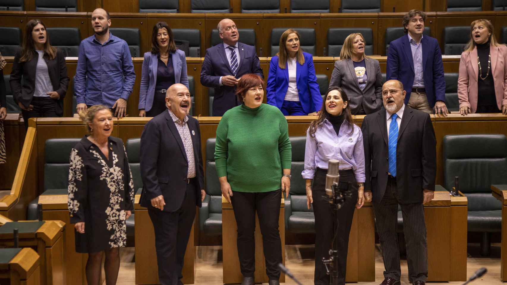 Parlamentarios cantando al ritmo de Euritan dantzan de Gatibu./ CV