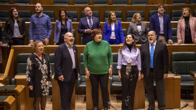 Parlamentarios cantando al ritmo de Euritan dantzan de Gatibu./ CV