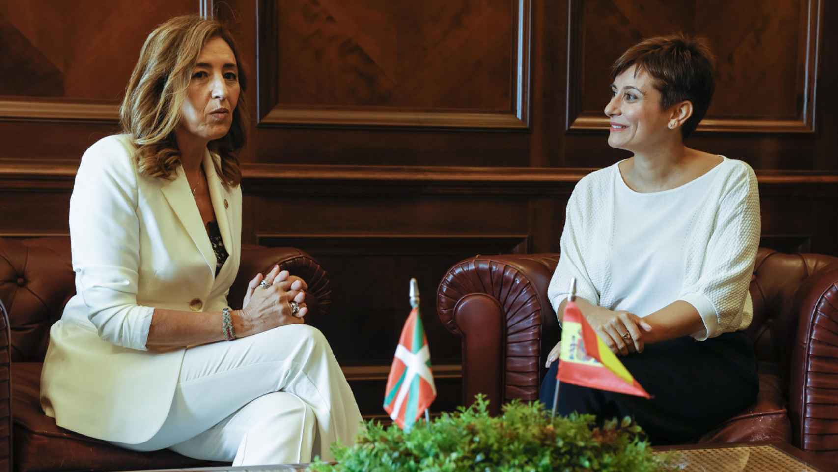 La ministra de Política Territorial, Isabel Rodríguez y la consejera de Gobernanza Pública y Autogobierno, Olatz Garamendi, en una reunión para tratar las transferencias. / EFE