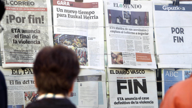 Vecinos observan la prensa publicada con el anuncio del final de ETA. / Archivo EFE Javier Etxezarreta