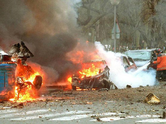 Explosión del coche bomba que mató a Fernando Buesa y a su escolta, Jorge Díez Elorza, en Vitoria, el 22 de febrero de 2000 /EFE
